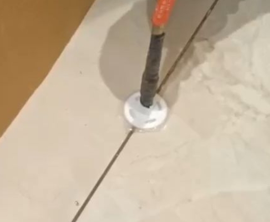 遵义瓷砖空鼓维修公司专业解答瓷砖在铺贴过程中，如果没有涂抹均匀到位的粘结材料（如水泥砂浆或瓷砖胶），可能会导致以下问题